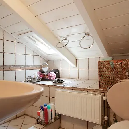 Cozy Attic Apartment *