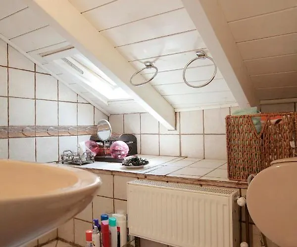 Cozy Attic Apartment *