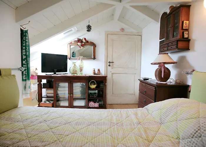 Cozy Attic Apartment